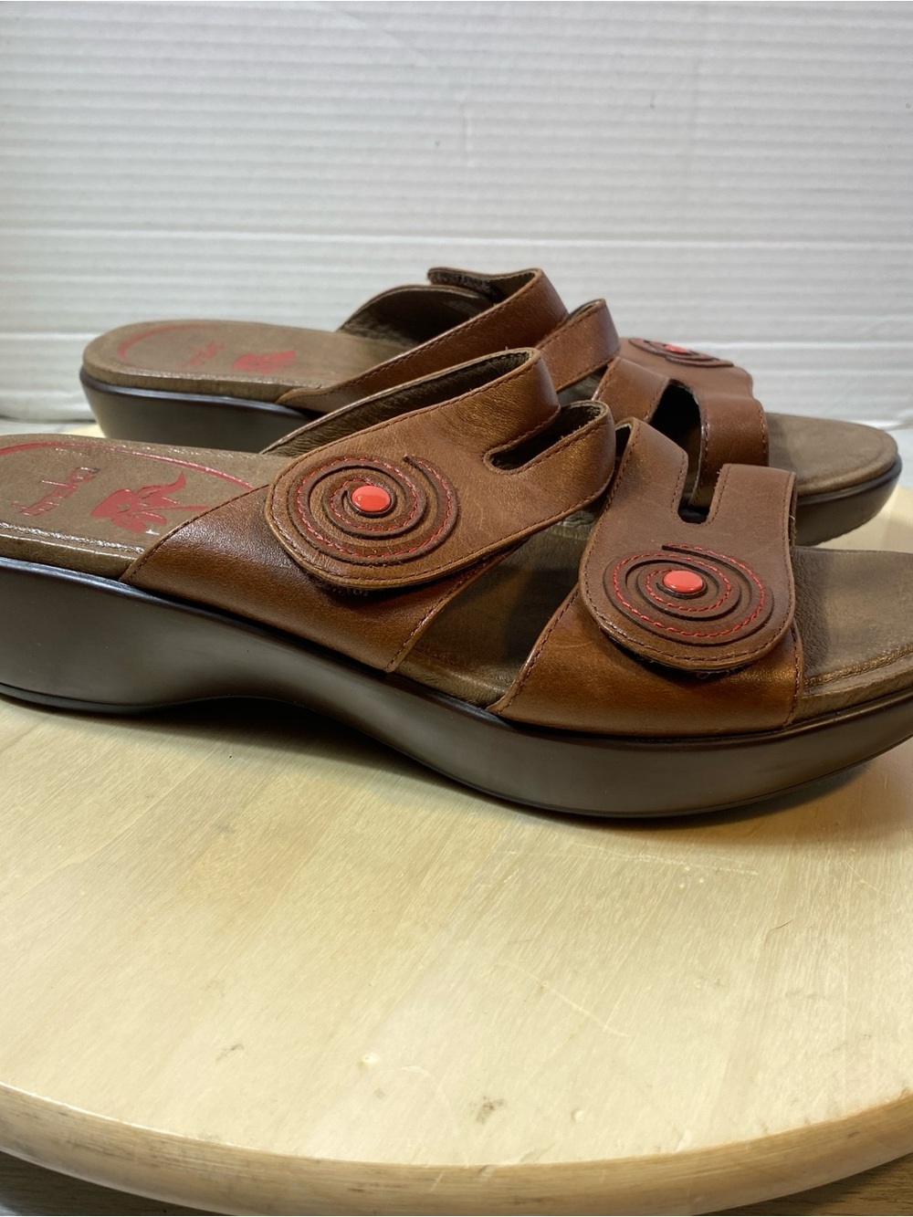 Dansko Women's Sandals Tan Leather Wedge Swirl Button Slides Shoes 8.5-9